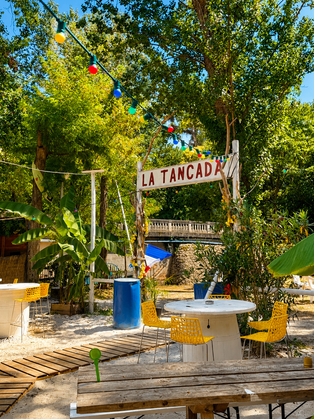 La Tancada — coin sable et guirlandes