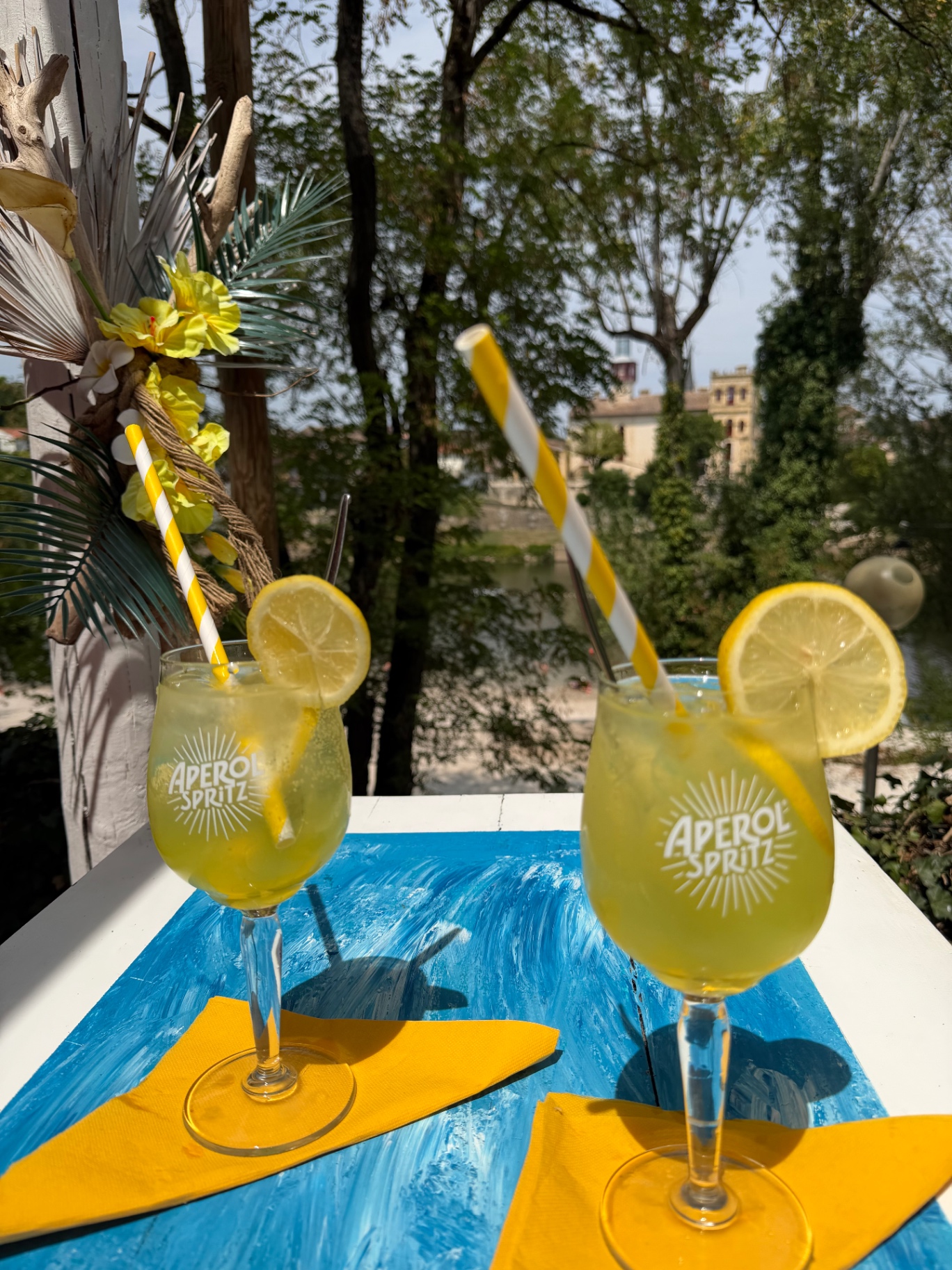 Deux Aperol Spritz face au lac